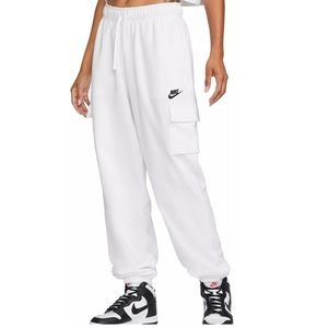 NIKE Women’s Fleece Cargo Sweatpant🤍